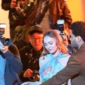 Exclusif - The Weeknd et Lily-Rose Depp tournent une scène pour la nouvelle série HBO "The Idol" à Los Angeles le 11 mars 2022.