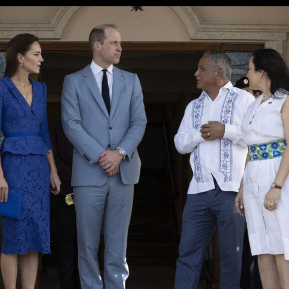 Le prince William et son épouse Kate Middleton, accueillis par le Premier Ministre de Bélize, Juan Antonio Briceno et son épouse Rossana à Bélize City. Le 19 mars 2022.