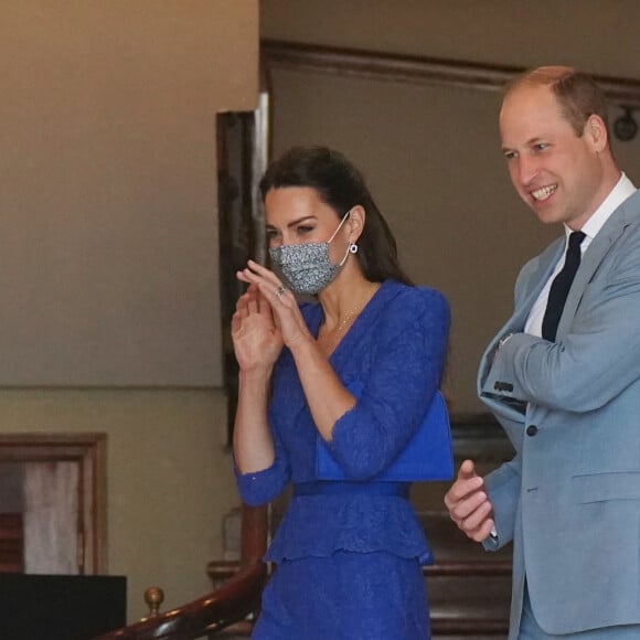 Le prince William, duc de Cambridge, et Catherine (Kate) Middleton, duchesse de Cambridge, rencontrent le Premier ministre du Belize, Johnny Briceno et sa femme Rossana à Belize City dans le cadre de leur visite officielle dans les Caraïbes pour marquer le jubilé de platine de la reine. Le 19 mars 2022.