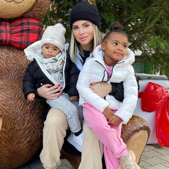 Emilie Fiorelli avec ses deux enfants Farrell et Louna sur Instagram.