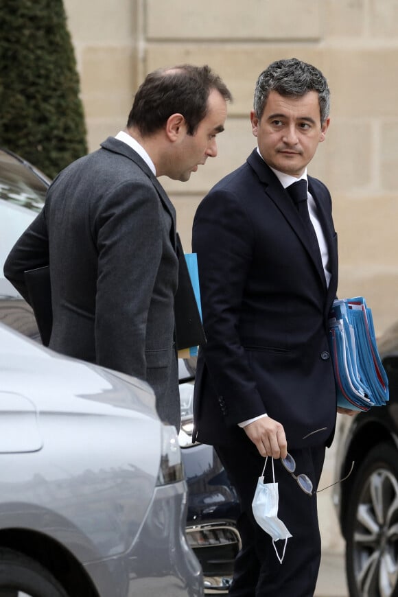 Sébastien Lecornu, ministre des Outre-Mer et Gérald Darmanin, ministre de l'Intérieur à la sortie du conseil des ministres, le 22 décembre 2021, au palais de l'Elysée, à Paris.