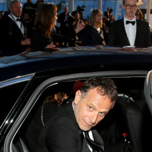 Charles Berling (habillé en Lanvin) - Descente des marches du film "Elle" lors du 69ème Festival International du Film de Cannes. Le 21mai 2016. © Olivier Borde-Cyril Moreau/Bestimage 