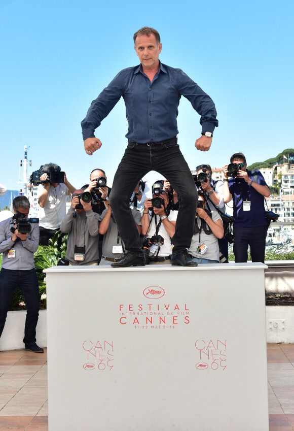Charles Berling lors du photocall du film "Elle" au 69ème Festival international du film de Cannes le 21 mai 2016. © Giancarlo Gorassini/Bestimage 