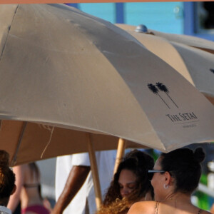 David Guetta et sa compagne Jessica Ledon, avec son ami le DJ Cédric Gervais et sa fiancée Adriana Gutierrez, sur la plage du palace Setai à Miami, le 20 mars 2022.