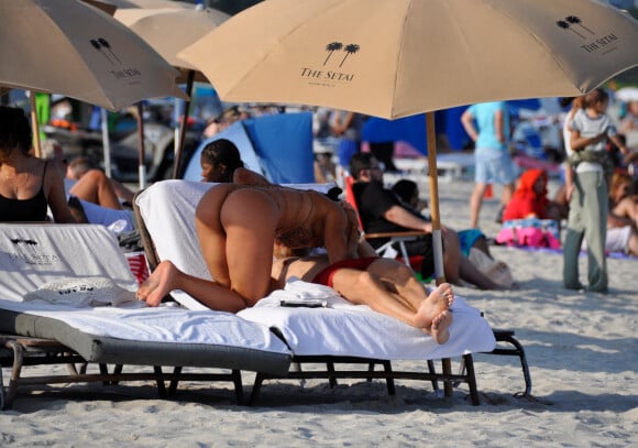 David Guetta et sa compagne Jessica Ledon, avec son ami le DJ Cédric Gervais et sa fiancée Adriana Gutierrez, sur la plage du palace Setai à Miami, le 20 mars 2022.