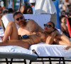David Guetta et sa compagne Jessica Ledon, avec son ami le DJ Cédric Gervais et sa fiancée Adriana Gutierrez, sur la plage du palace Setai à Miami.