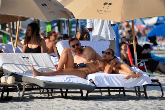 David Guetta et sa compagne Jessica Ledon, avec son ami le DJ Cédric Gervais et sa fiancée Adriana Gutierrez, sur la plage du palace Setai à Miami.