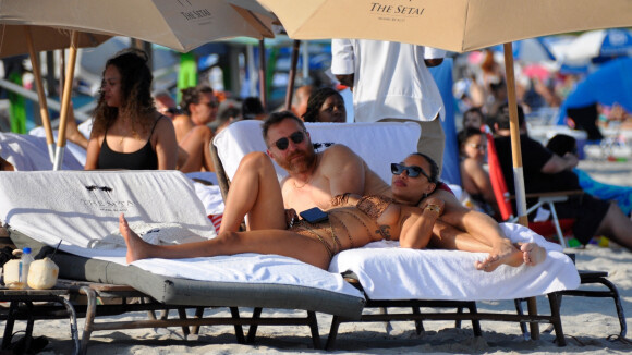 David Guetta et sa chérie Jessica Ledon : petit maillot et fesses à l'air pour un joli moment à la plage