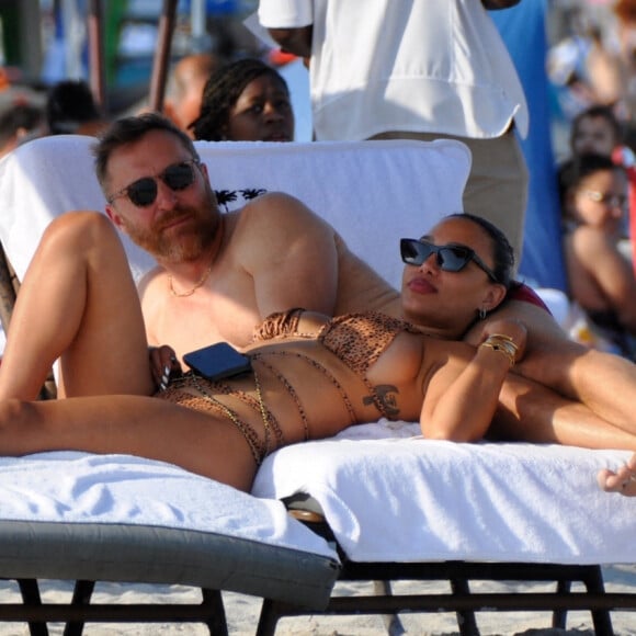 David Guetta et sa compagne Jessica Ledon, avec son ami le DJ Cédric Gervais et sa fiancée Adriana Gutierrez, sur la plage du palace Setai à Miami.