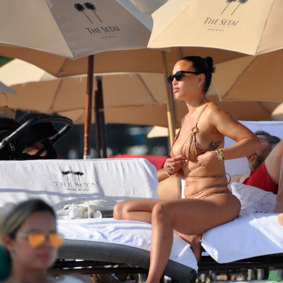 David Guetta et sa compagne Jessica Ledon, avec son ami le DJ Cédric Gervais et sa fiancée Adriana Gutierrez, sur la plage du palace Setai à Miami, le 20 mars 2022.