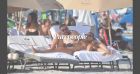 David Guetta et sa chérie Jessica Ledon : petit maillot et fesses à l'air pour un joli moment à la plage