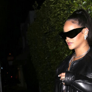 Exclusif - Rihanna enceinte quitte le restaurant Giorgio Baldi ou elle a dîné avec des amis à Santa Monica le 12 mars 2022.