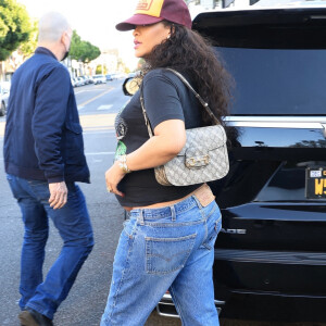 Exclusif - Rihanna, enceinte, gâte déjà son bébé en faisant du shopping chez "Kitson" à Los Angeles, le 21 mars 2022. La chanteuse, avec une casquette portant la mention "Sex is safer than Smoking", cherchait des vêtements et des jouets. 