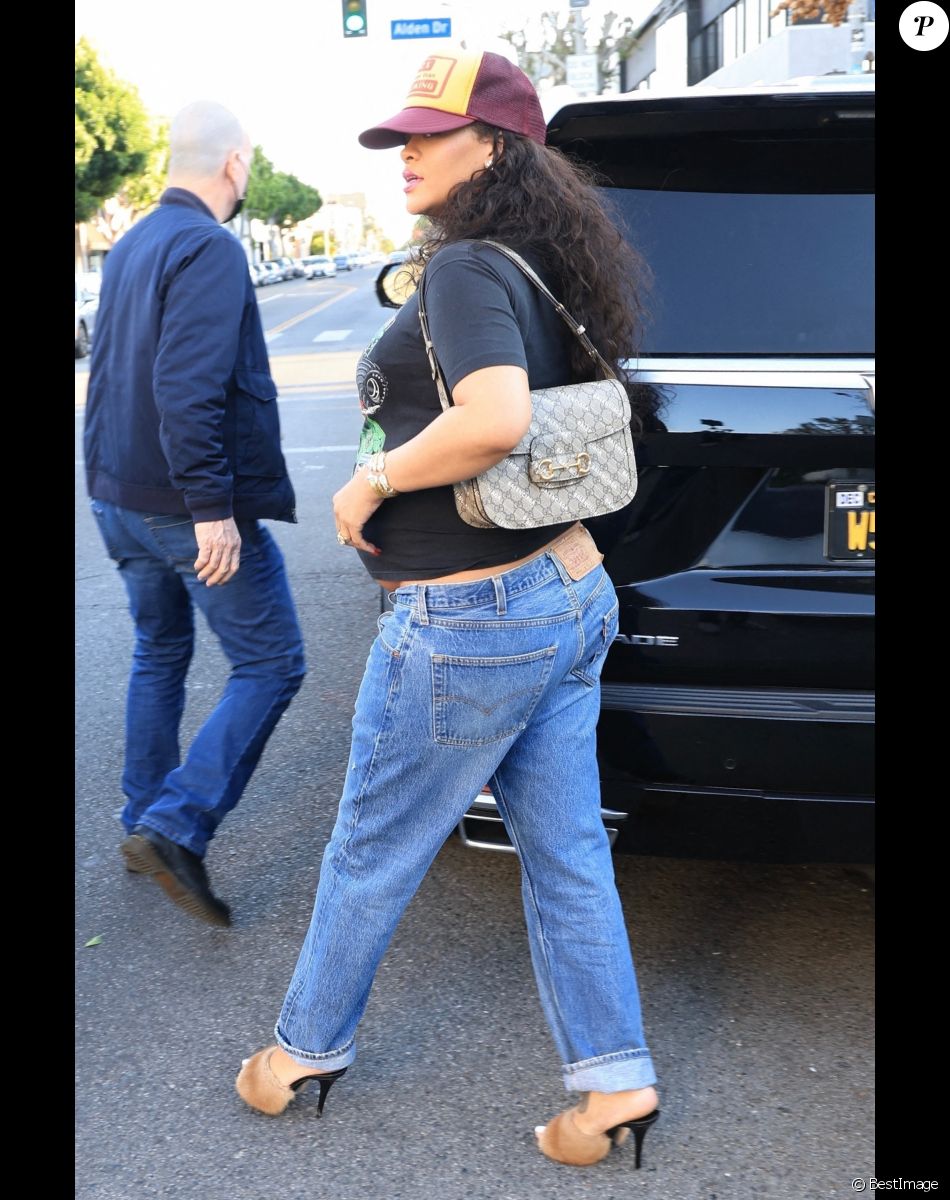 Rihanna Enceinte Elle S Affiche Avec Une Enorme Bague Lors D Une Seance Shopping Pour Bebe Le Diaporama Purepeople