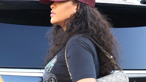 Rihanna enceinte : elle s'affiche avec une énorme bague lors d'une séance shopping pour bébé