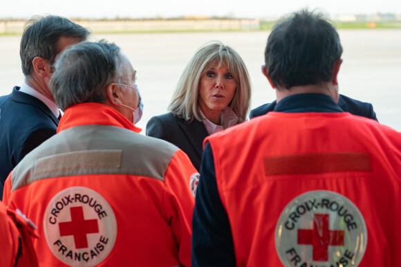 Jean-Baptiste Lemoyne, ministre en charge du tourisme et des français de l'étranger, la première dame Brigitte Macron et Olivier Véran, ministre de la santé lors de l'accueil d'enfants ukrainiens malades, arrivés par un vol spécial, à l'aéroport de Orly le 21 mars 2022. © Eric Tschaen / Pool / Bestimage 