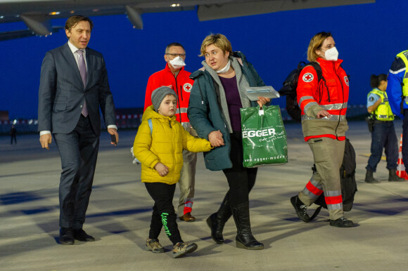 Accueil d'enfants ukrainiens malades, arrivés par un vol spécial, à l'aéroport de Orly le 21 mars 2022. © Eric Tschaen / Pool / Bestimage 