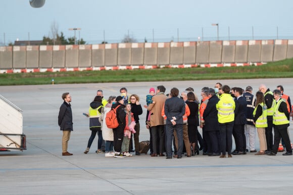 Accueil d'enfants ukrainiens malades, arrivés par un vol spécial, à l'aéroport de Orly le 21 mars 2022. © Eric Tschaen / Pool / Bestimage 