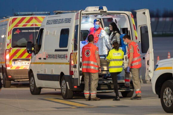 Accueil d'enfants ukrainiens malades, arrivés par un vol spécial, à l'aéroport de Orly le 21 mars 2022. © Eric Tschaen / Pool / Bestimage 