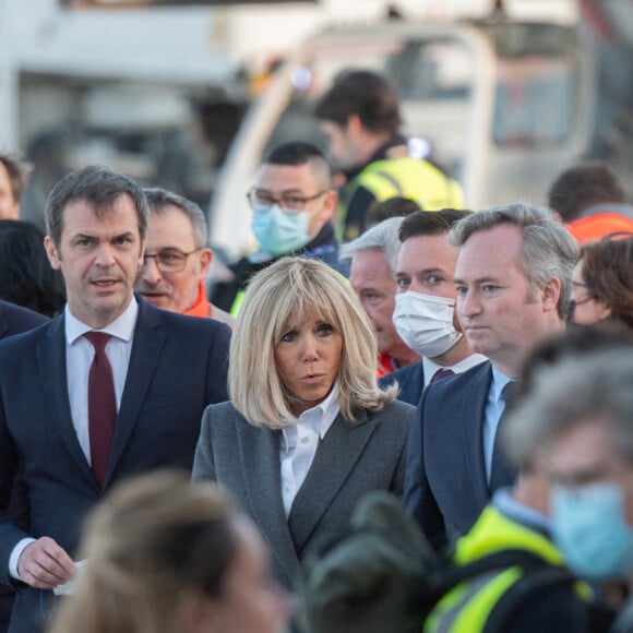 Jean-Baptiste Lemoyne, ministre en charge du tourisme et des français de l'étranger, la première dame Brigitte Macron et Olivier Véran, ministre de la santé lors de l'accueil d'enfants ukrainiens malades, arrivés par un vol spécial, à l'aéroport de Orly le 21 mars 2022. © Eric Tschaen / Pool / Bestimage 