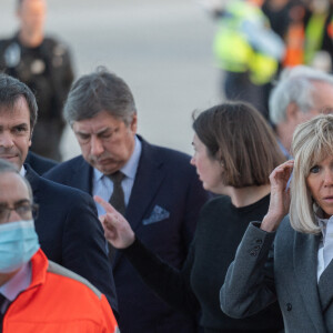 Jean-Baptiste Lemoyne, ministre en charge du tourisme et des français de l'étranger, la première dame Brigitte Macron et Olivier Véran, ministre de la santé lors de l'accueil d'enfants ukrainiens malades, arrivés par un vol spécial, à l'aéroport de Orly le 21 mars 2022. © Eric Tschaen / Pool / Bestimage 