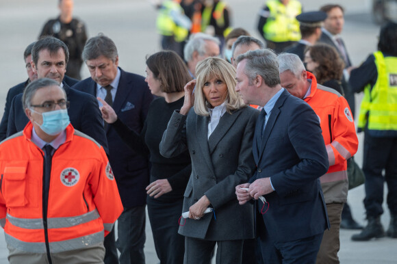 Jean-Baptiste Lemoyne, ministre en charge du tourisme et des français de l'étranger, la première dame Brigitte Macron et Olivier Véran, ministre de la santé lors de l'accueil d'enfants ukrainiens malades, arrivés par un vol spécial, à l'aéroport de Orly le 21 mars 2022. © Eric Tschaen / Pool / Bestimage 