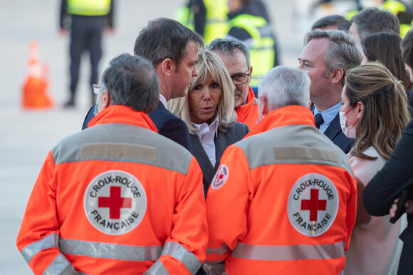 Jean-Baptiste Lemoyne, ministre en charge du tourisme et des français de l'étranger, la première dame Brigitte Macron et Olivier Véran, ministre de la santé lors de l'accueil d'enfants ukrainiens malades, arrivés par un vol spécial, à l'aéroport de Orly le 21 mars 2022. © Eric Tschaen / Pool / Bestimage 