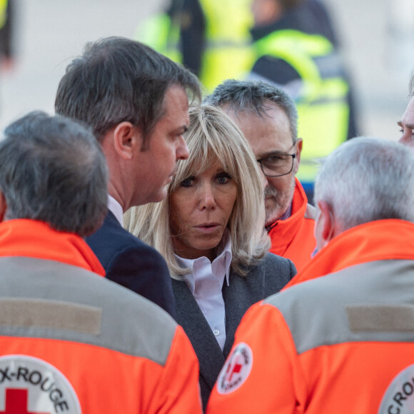 Jean-Baptiste Lemoyne, ministre en charge du tourisme et des français de l'étranger, la première dame Brigitte Macron et Olivier Véran, ministre de la santé lors de l'accueil d'enfants ukrainiens malades, arrivés par un vol spécial, à l'aéroport de Orly le 21 mars 2022. © Eric Tschaen / Pool / Bestimage 