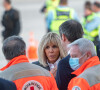 La première dame Brigitte Macron et Olivier Véran, ministre de la santé lors de l'accueil d'enfants ukrainiens malades, arrivés par un vol spécial, à l'aéroport de Orly @Eric Tschaen / Pool / Bestimage