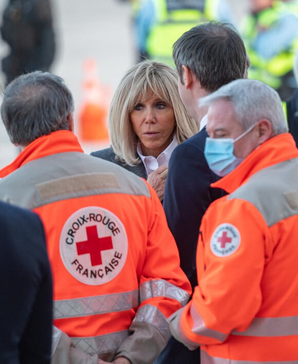 La première dame Brigitte Macron et Olivier Véran, ministre de la santé lors de l'accueil d'enfants ukrainiens malades, arrivés par un vol spécial, à l'aéroport de Orly @Eric Tschaen / Pool / Bestimage