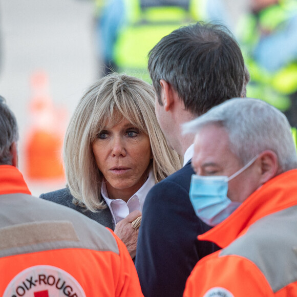 La première dame Brigitte Macron et Olivier Véran, ministre de la santé lors de l'accueil d'enfants ukrainiens malades, arrivés par un vol spécial, à l'aéroport de Orly @Eric Tschaen / Pool / Bestimage