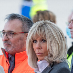 Jean-Baptiste Lemoyne, ministre en charge du tourisme et des français de l'étranger, la première dame Brigitte Macron et Olivier Véran, ministre de la santé lors de l'accueil d'enfants ukrainiens malades, arrivés par un vol spécial, à l'aéroport de Orly le 21 mars 2022. © Eric Tschaen / Pool / Bestimage 