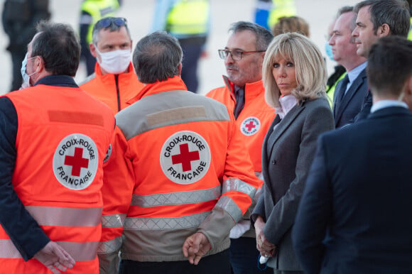 Jean-Baptiste Lemoyne, ministre en charge du tourisme et des français de l'étranger, la première dame Brigitte Macron et Olivier Véran, ministre de la santé lors de l'accueil d'enfants ukrainiens malades, arrivés par un vol spécial, à l'aéroport de Orly le 21 mars 2022. © Eric Tschaen / Pool / Bestimage 