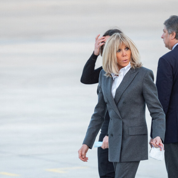 Jean-Baptiste Lemoyne, ministre en charge du tourisme et des français de l'étranger, la première dame Brigitte Macron et Olivier Véran, ministre de la santé lors de l'accueil d'enfants ukrainiens malades, arrivés par un vol spécial, à l'aéroport de Orly le 21 mars 2022. © Eric Tschaen / Pool / Bestimage 