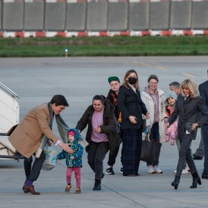 Jean-Baptiste Lemoyne, ministre en charge du tourisme et des français de l'étranger, la première dame Brigitte Macron et Olivier Véran, ministre de la santé lors de l'accueil d'enfants ukrainiens malades, arrivés par un vol spécial, à l'aéroport de Orly le 21 mars 2022. © Eric Tschaen / Pool / Bestimage 