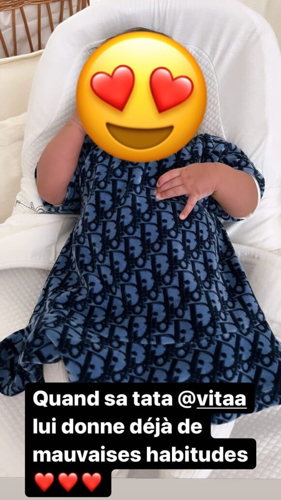 Slimane a posté cette photo de sa fille sur Instagram, habillée en baby Dior ! Mars 2022.