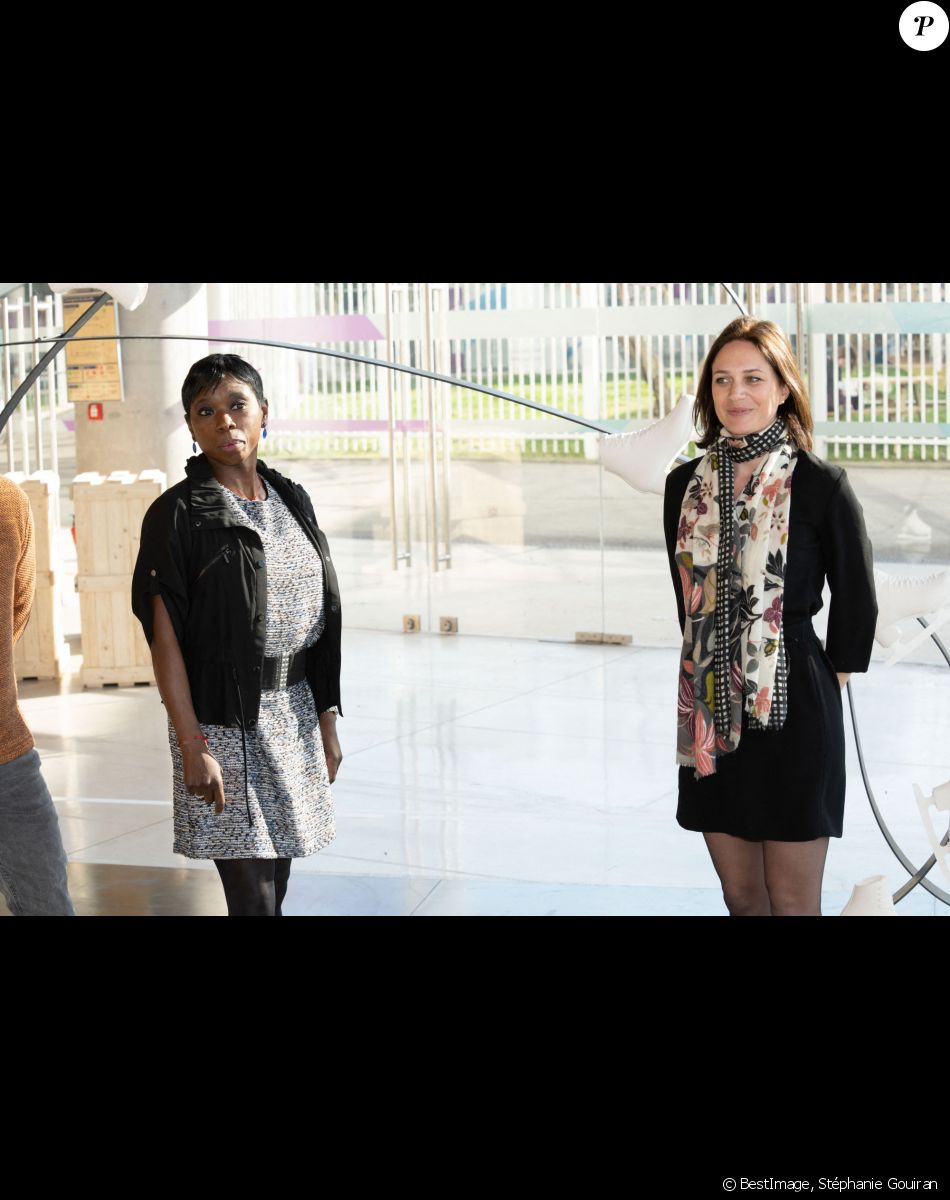 Surya Bonaly, marraine des mondiaux de patinage artistique 2022 et Nathalie Pechalat, présidente de la Fédération française des sports de glace (FFSG) lors de la présentation de la sculpture "20 février 1998, Nagano" de l'artiste Pierre Larauza, le sculpteur à Montpellier, France, le 22 mars 2022. © Stéphanie Gouiran/Panoramic/Bestimage