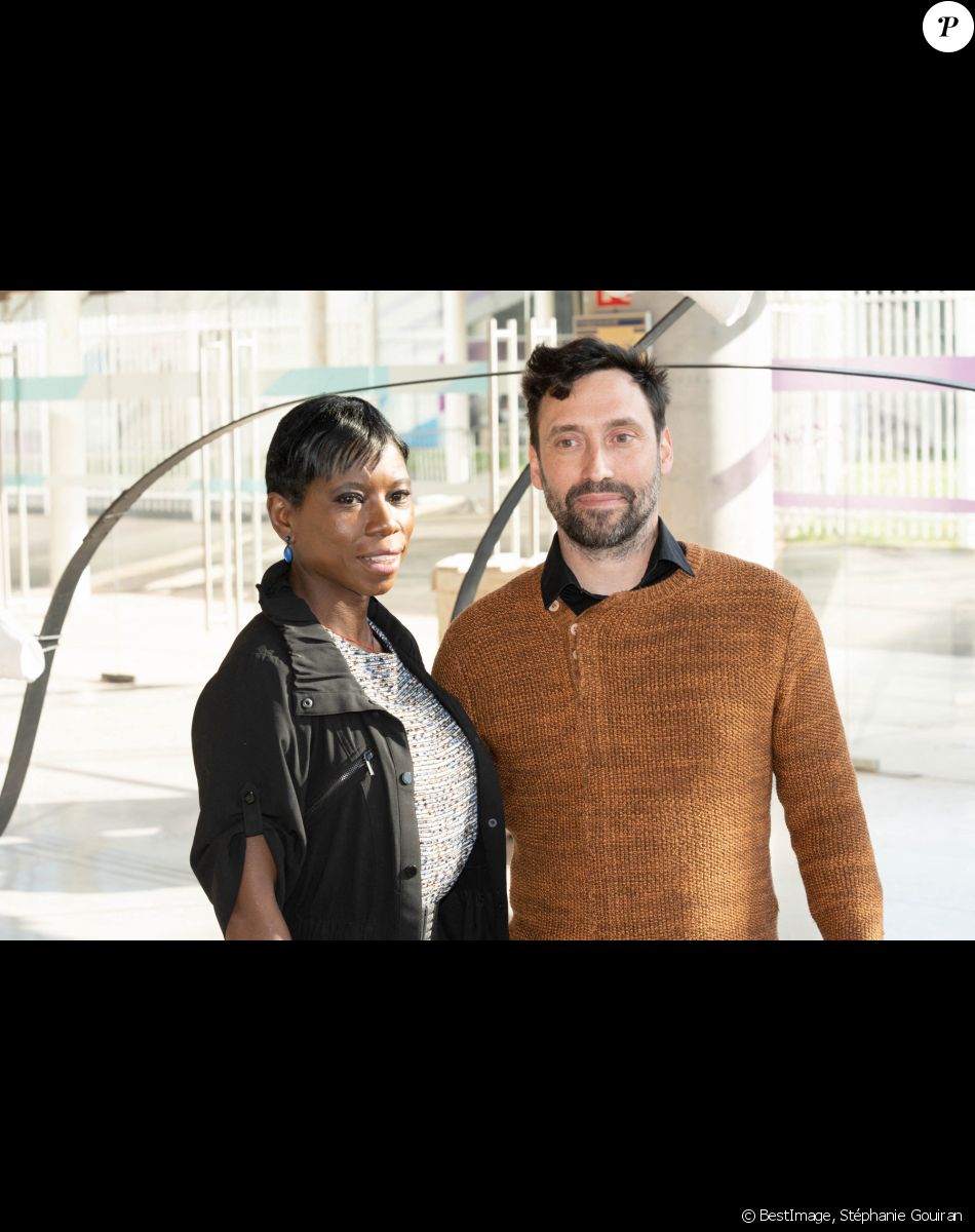 Pierre Larauza, le sculpteur et Surya Bonaly, marraine des mondiaux de patinage artistique 2022 lors de la présentation de la sculpture "20 février 1998, Nagano" de l'artiste Pierre Larauza, le sculpteur à Montpellier, France, le 22 mars 2022. © Stéphanie Gouiran/Panoramic/Bestimage