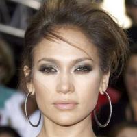 Quand la glamour Jennifer Lopez se transforme... en serveuse ! Vous allez adorer !