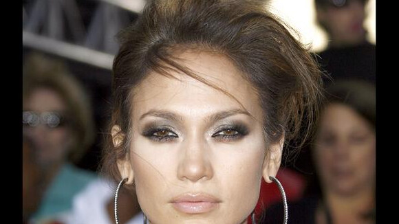 Quand la glamour Jennifer Lopez se transforme... en serveuse ! Vous allez adorer !
