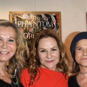 Fiona Gélin, Anne Mondy et Charlotte Valandrey - Vernissage "Anne Mondy mène la danse" à la Galerie ValerieGuerin à Paris, le 5 mars 2020. © Coadic Guirec/Bestimage