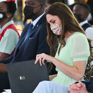 Catherine (Kate) Middleton, duchesse de Cambridge, visite l'école primaire Sybil Strachan à Nassau aux Bahamas, le 25 mars 2022. Le duc et la duchesse de Cambridge visitent le Belize, la Jamaïque et les Bahamas au nom de sa Majesté la reine à l'occasion du jubilé de platine. 