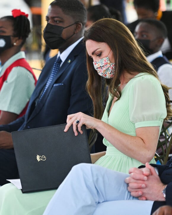 Catherine (Kate) Middleton, duchesse de Cambridge, visite l'école primaire Sybil Strachan à Nassau aux Bahamas, le 25 mars 2022. Le duc et la duchesse de Cambridge visitent le Belize, la Jamaïque et les Bahamas au nom de sa Majesté la reine à l'occasion du jubilé de platine. 