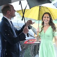 Kate Middleton radieuse même sous la pluie battante avec le prince William aux Bahamas