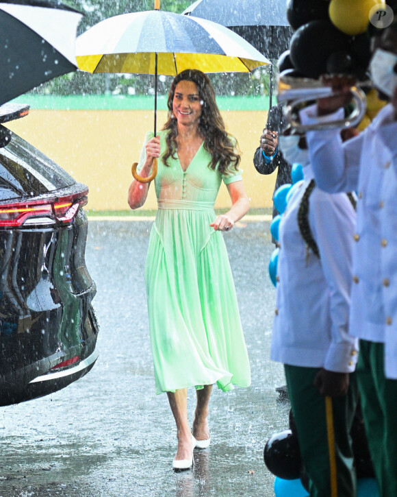 Catherine (Kate) Middleton, duchesse de Cambridge, visite l'école primaire Sybil Strachan à Nassau aux Bahamas, le 25 mars 2022. Le duc et la duchesse de Cambridge visitent le Belize, la Jamaïque et les Bahamas au nom de sa Majesté la reine à l'occasion du jubilé de platine. 