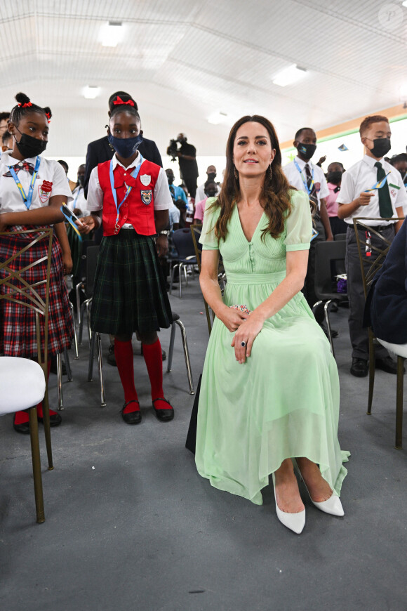 Catherine (Kate) Middleton, duchesse de Cambridge, visite l'école primaire Sybil Strachan à Nassau aux Bahamas, le 25 mars 2022. Le duc et la duchesse de Cambridge visitent le Belize, la Jamaïque et les Bahamas au nom de sa Majesté la reine à l'occasion du jubilé de platine. 