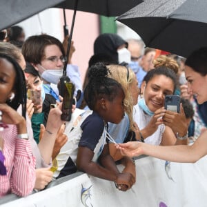 Le prince William, duc de Cambridge, et Catherine (Kate) Middleton, duchesse de Cambridge, rencontrent des travailleurs qui ont été en première ligne pendant la pandémie de Covid-19, au Garden of Remembrance, à Nassau, aux Bahamas, le 25 mars 2022. 