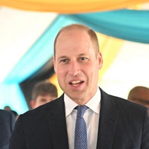 Le prince William, duc de Cambridge, et Catherine (Kate) Middleton, duchesse de Cambridge, rencontrent des travailleurs qui ont été en première ligne pendant la pandémie de Covid-19, au Garden of Remembrance, à Nassau, aux Bahamas, le 25 mars 2022. 