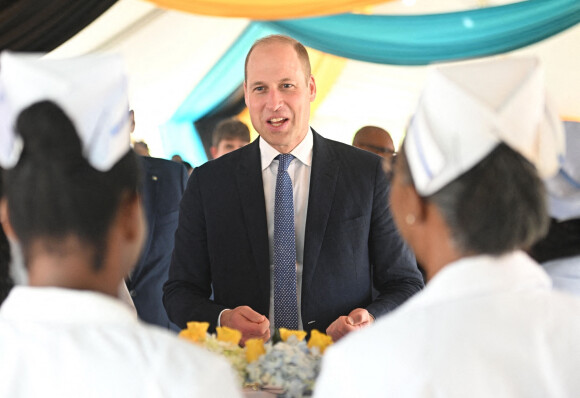Le prince William, duc de Cambridge, et Catherine (Kate) Middleton, duchesse de Cambridge, rencontrent des travailleurs qui ont été en première ligne pendant la pandémie de Covid-19, au Garden of Remembrance, à Nassau, aux Bahamas, le 25 mars 2022. 