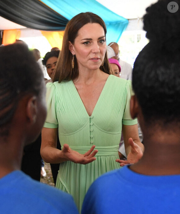 Le prince William, duc de Cambridge, et Catherine (Kate) Middleton, duchesse de Cambridge, rencontrent des travailleurs qui ont été en première ligne pendant la pandémie de Covid-19, au Garden of Remembrance, à Nassau, aux Bahamas, le 25 mars 2022. 